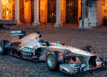 Racing Royalty: Lewis Hamilton’s Historic F1 Car Sells for Record $18.8 Million