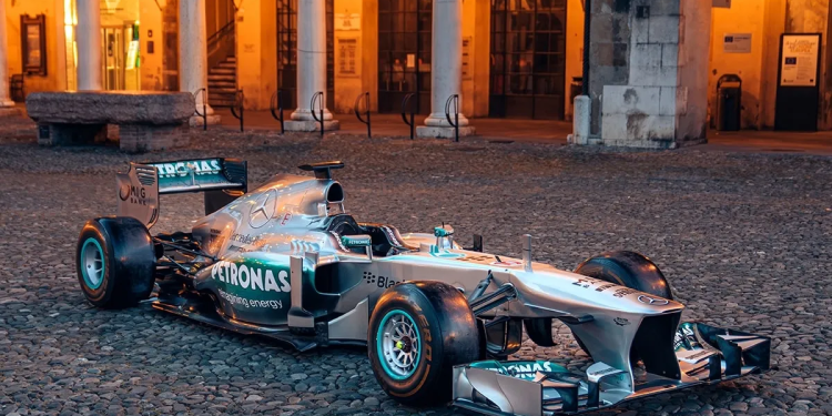 Racing Royalty: Lewis Hamilton’s Historic F1 Car Sells for Record $18.8 Million